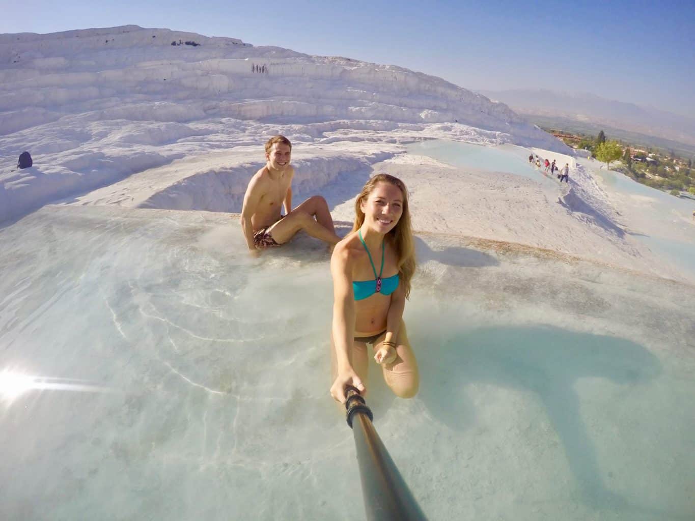 badar i de terrasserade poolerna i Pamukkale, Turkiet.