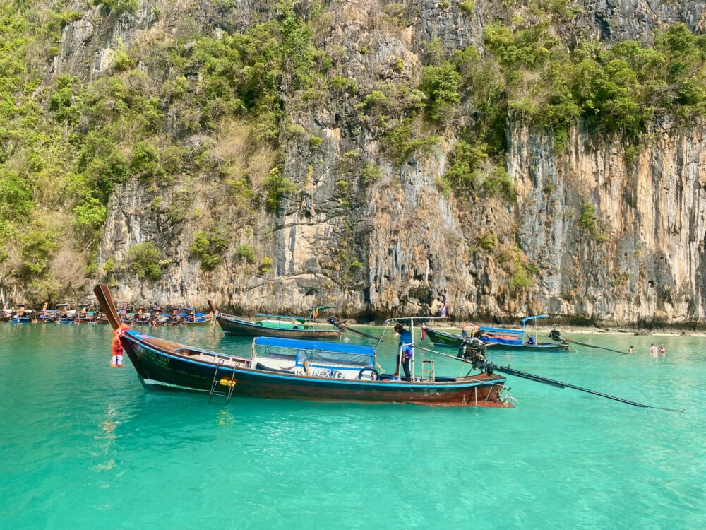 Longtail boats to travel around the Phi Phi islands 